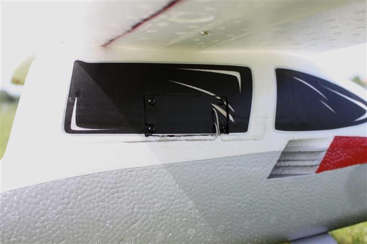 Fly Multiplex Mentor - Lugen ind til modtageren. billede 5