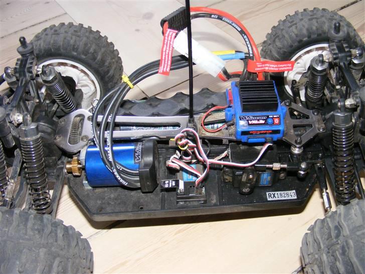 Off-Roader strada mt - så er den nye motor monteret. en traxxas velineon vxl-3 billede 3