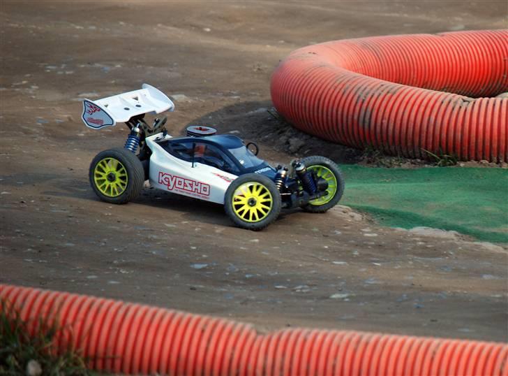 Buggy Kyosho MP9 - MP9 in action på SMRC´s bane billede 1