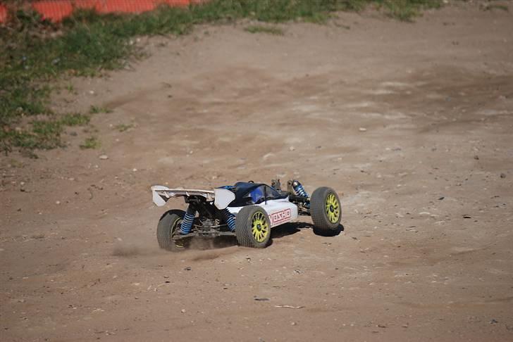 Buggy Kyosho MP9 - MP9 in action på SMRC´s bane billede 3