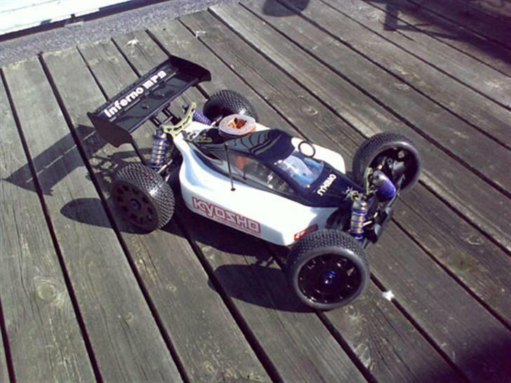 Buggy Kyosho MP9 - Helt ny og lige færdigsamlet - skal da snart ud og rulle :-) billede 6