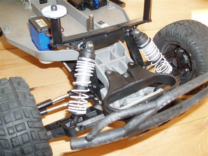 Off-Roader Traxxas Slash - 1/6-2009: Delrin shocktower, som gør bilen mere stabil. billede 7