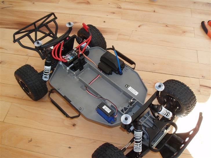Off-Roader Traxxas Slash - 1/6-2009: Batteriboksen er skåret lidt til, så der er plads til ledningerne. Samt der er sat battery expansion på, til højere batterier. billede 9
