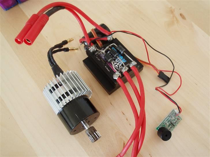 Off-Roader Traxxas Slash - 1/6-2009: Mtroniks ESC, 100 % vandtæt. 120A og tager op til 14.8 volt lipo. Motoren er på 2500 kv. Og på billedet ses også en li-saver/lipo alarm. billede 10