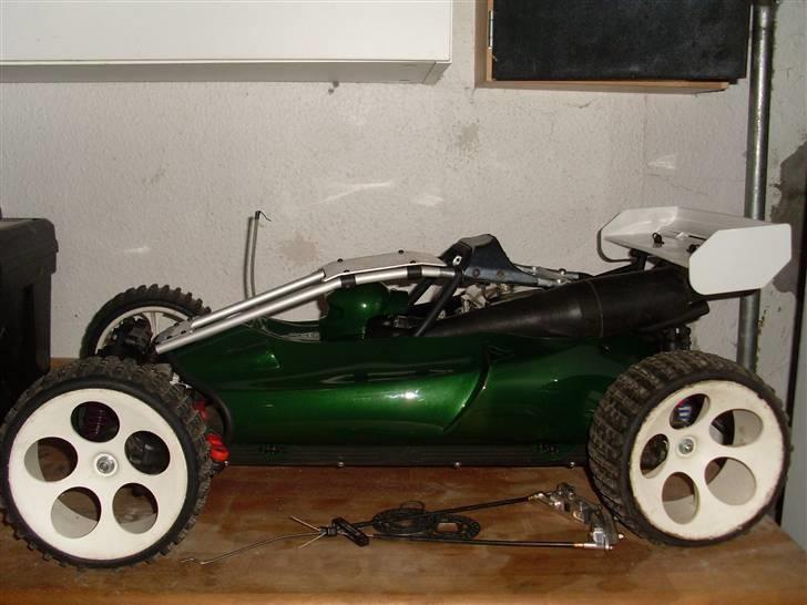 Buggy FG baja 4wd (Solgt) - Så fik den lige lavet det sidste. malet udstødning gummi liste faran på karos ,og så er karrosseriet blevet beklædt indvendigt ,så det ikke bliver ridset. billede 16