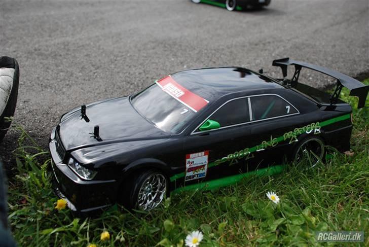 Bil Tamiya TB-03D - Et fedt billede med min Chaser karros! Kigger man godt efter, kan man se buret og sæderne inde i bilen! billede 1