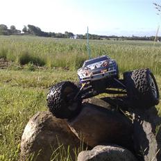 Bil traxxas revo 3.3