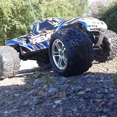 Bil traxxas revo 3.3