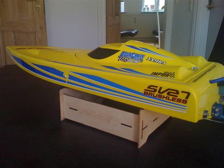 Båd Super vee 27 Brushless - Båden ses her med klistermærker fuldstændig som uden på indpakningen- billede 1