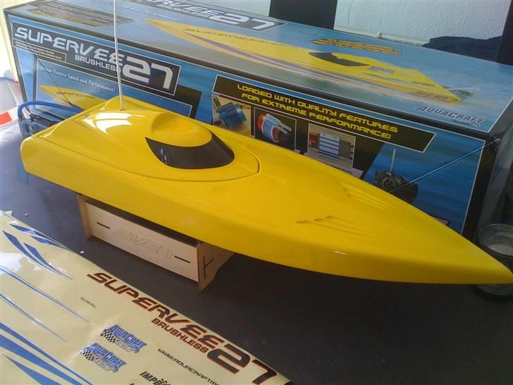 Båd Super vee 27 Brushless - Her ses båden som den kommer fra fabrikken uden klistermærker. billede 2