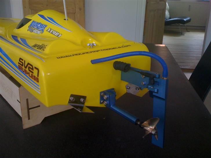 Båd Super vee 27 Brushless - Båden er her set bagfra med den nye messingskrue. billede 5