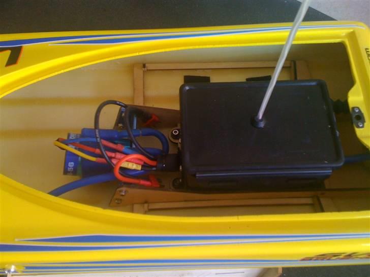 Båd Super vee 27 Brushless - Her ses den "sorte boks" i båden. Ved ikke om den lagre data om evt fart og grund til styrt osv. Smiler billede 6