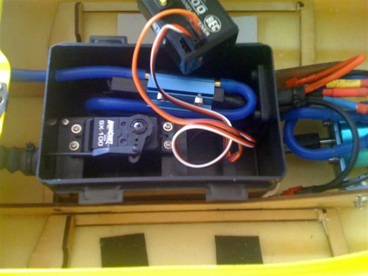 Båd Super vee 27 Brushless - Her har vi så selve motoren hvor man kan se vandkøling på både motot og fartregulatore.Lækkert system. billede 7