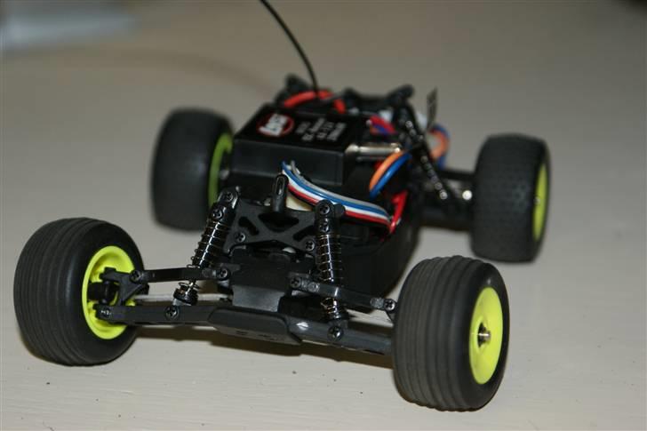 Truck Team Losi Micro T - Af med toppen. Dog er der ikke vanvittigt spændende under den. billede 6