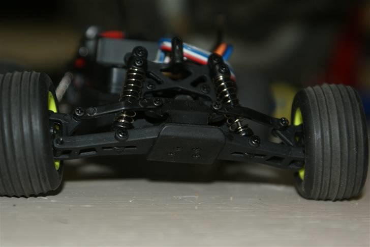 Truck Team Losi Micro T - Uafhængig hjulophæng og friktionsdæmpere. billede 7