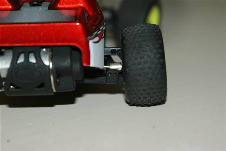 Truck Team Losi Micro T - Lidt for blæret at der er to forskellige steder man kan montere bagdæmperen. billede 12