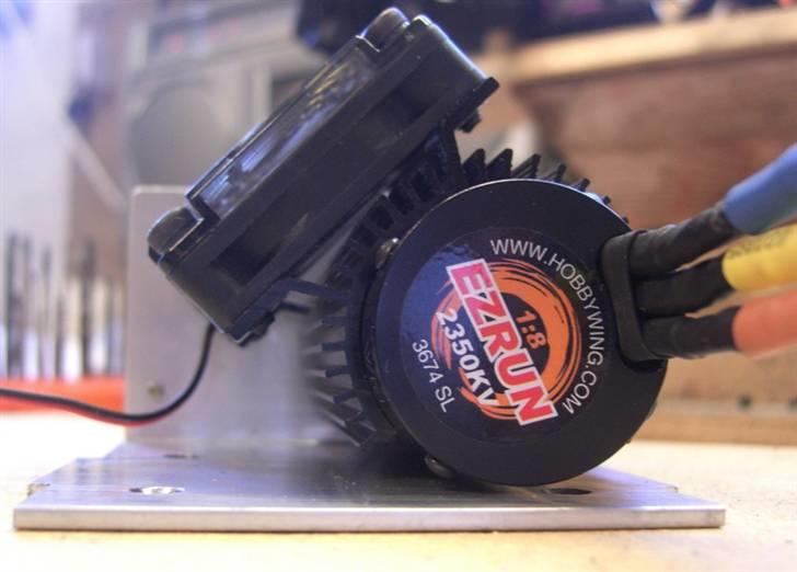 Truck HPI Savage XL - brushless - Motor og mount, der er ikke meget plads, da køleprofil og blæser fylder en del billede 14