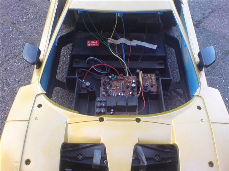 Bil Noname. "Gold champ" - Har taget hele kabinen ud og alle ruder,så der er frit udsyn til elektronik :-P Og så lidt ubrugeligt elektronik er også fjerne billede 9