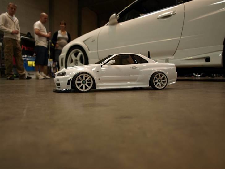 Bil Tamiya TB02R (D) - Min Nissan Skyline R34 GT-R Z-Tune ved siden af en 1:1 R34 GT-T.. billede 3