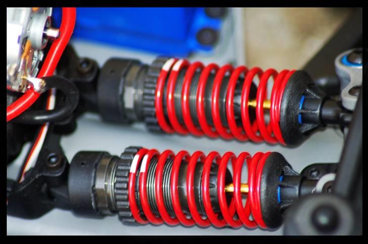 Bil  Traxxas E-revo Brushless - Nær billede af fjederene foran :) billede 13
