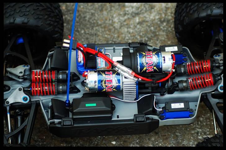 Bil  Traxxas E-revo Brushless - et helt billede af undervognen :D billede 17