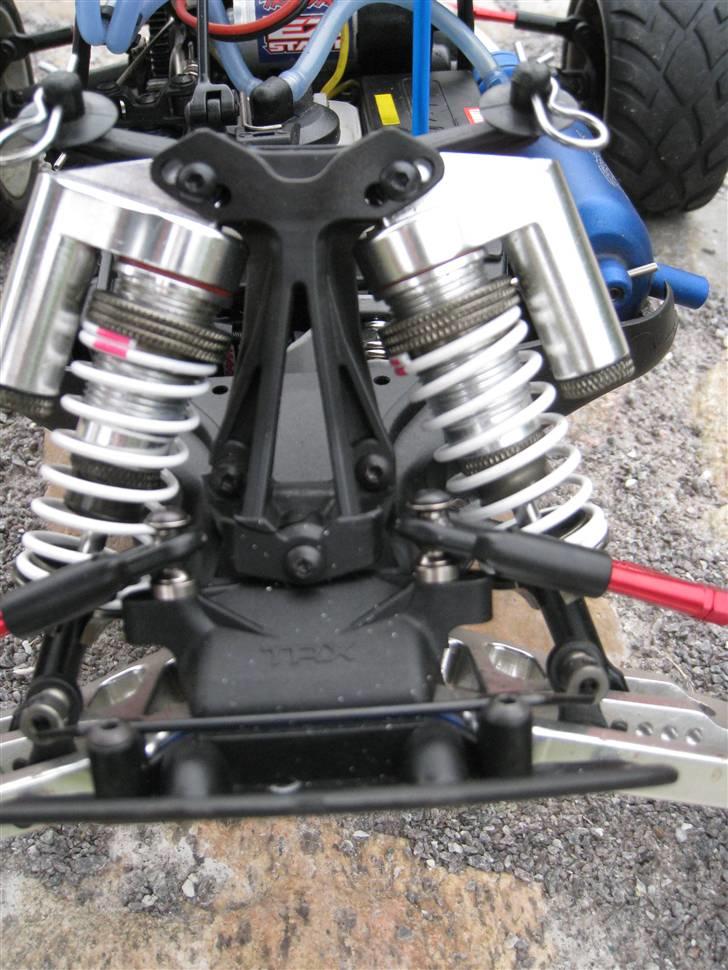 Truck Traxxas Jato 3,3 (Solgt) - Støddæmpertårnet er flækket i den eneside desværre :S men ny kommer på snart billede 11