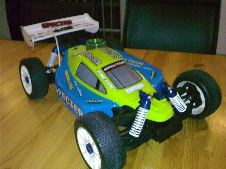 Buggy Carson Specter PRO CY - Det er næsten en skam at en sådan pæn bil skal ud i racer-verden :-) billede 4