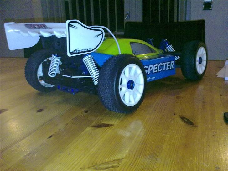 Buggy Carson Specter PRO CY - Håber der en en del andre rc racére der ser den fra denne vinkel frem over ;-) billede 5