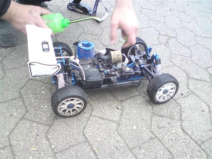 Buggy Carson Specter PRO CY - Her har jeg så fået GO motoren monteret og er igang med at køre den til, som det ses er den en del beskidt nu, da dette er på en regnfuld lørdag, men KAN bare ikke vendte med at få den kørt til og justeret ind så vi kan se hvad den kan ;-) billede 7