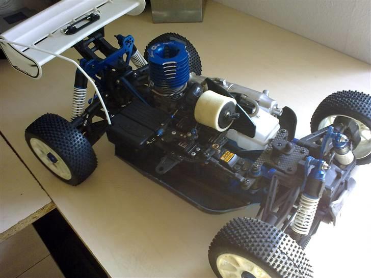 Buggy Carson Specter PRO CY - Så blev luftfilteret også gjort ren, og hjulene er mont, så nu er den klar til kamp igen, og nu skinner solen selvfølgeligt, her kan man se cahssis afstiverne er i alu samt frontpladen er i carbon billede 11