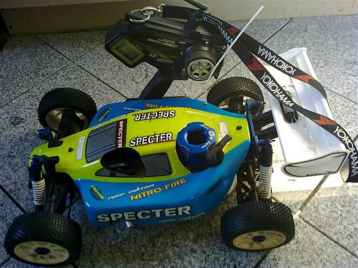 Buggy Carson Specter PRO CY - I første forsøg på at blive optaget i rc enhed var der en der syntes at det lignede en 1-10 selv om jeg har beskrevet den som 1-8, så har her sat min fjernstyring ved siden af så man forhåbentlig ikke behøver at sætte tvivl i min beskrivelse af bilen billede 12
