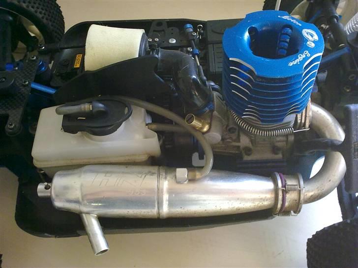 Buggy Carson Specter PRO CY - Her ses et fint rengjort luftfilter samt tårnet på min GO B21 ABC motor, den køre som en drøm billede 14