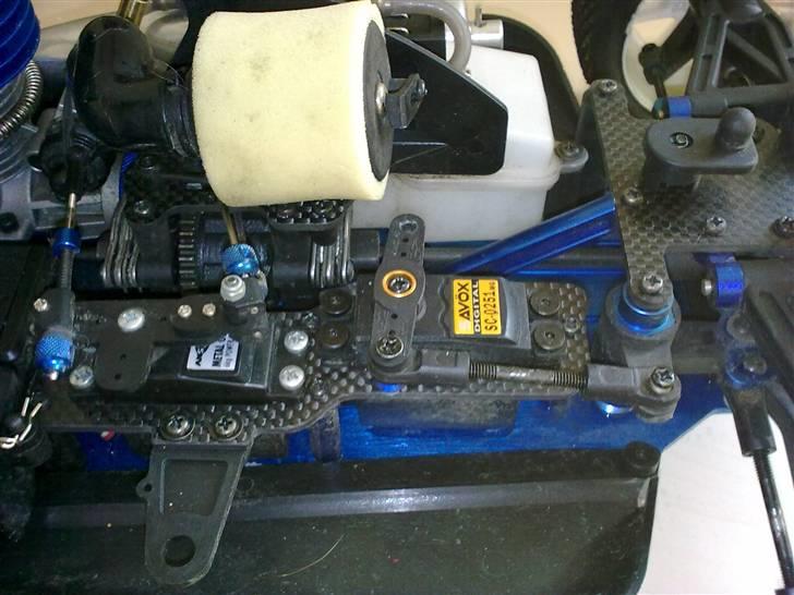 Buggy Carson Specter PRO CY - Læg mærke til servopladen der er i carbon, jeg har monteret en Savox 20 Kg til styring og har en Metal Gear 6 Kg til gas, denne vil blive skiftet ud med en Savox senere når den ikke kan mere, Styrservoen er med metal gear, hvilket gasservoen ikke er billede 16