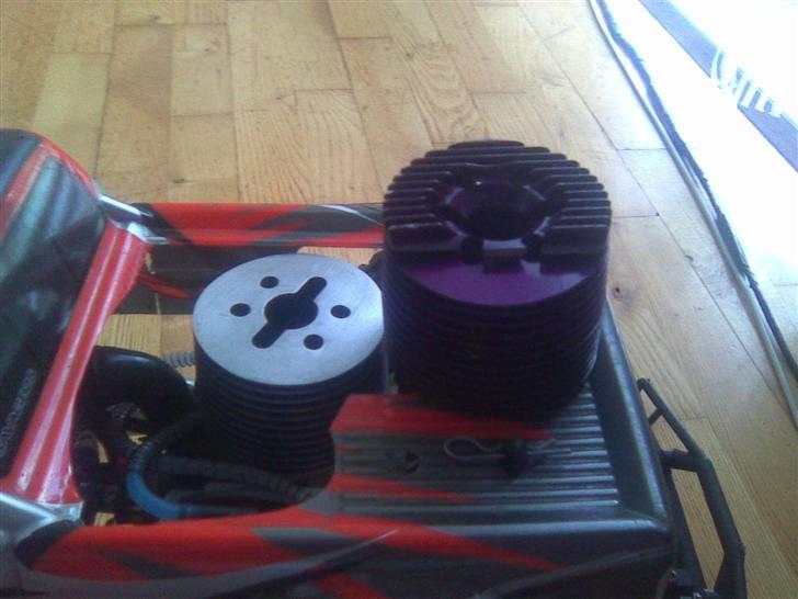 Bil HPI Savage 4,6 - Køler tånet til højer, ja flækket et lillestykke af den da gamle ejer kom til at rive den bagover nyt på vej hjem til den :) billede 7