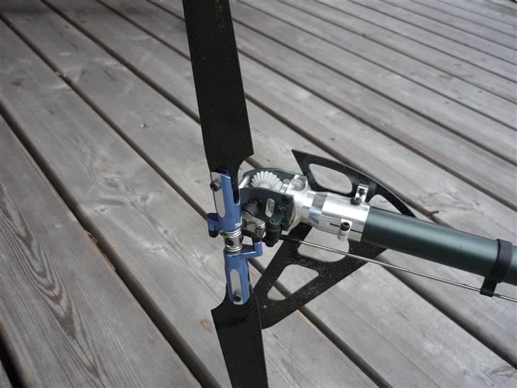 Helikopter T-Rex 600 E   - Carbon blade monteret på alu opgrade bladholdere monteret på torque tube. Carbon Hale finne billede 4