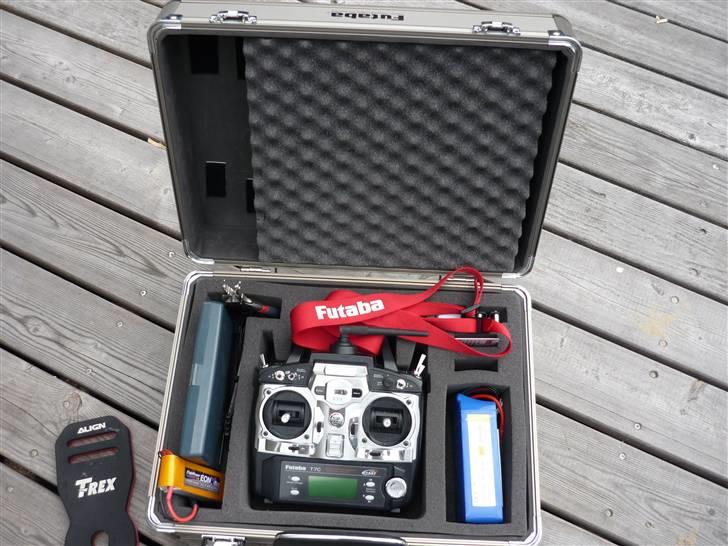 Helikopter T-Rex 600 E   - Kufferten er Futaba, og gør en hurtig flyvetur nem. billede 7