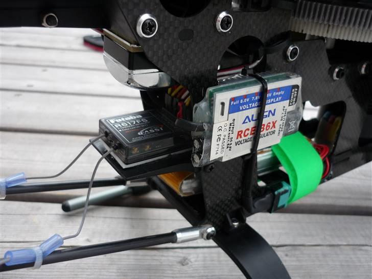 Helikopter T-Rex 600 E   - Modtager og batt. regulator. Under halen sidder gyroen. Fedt ikk? billede 9