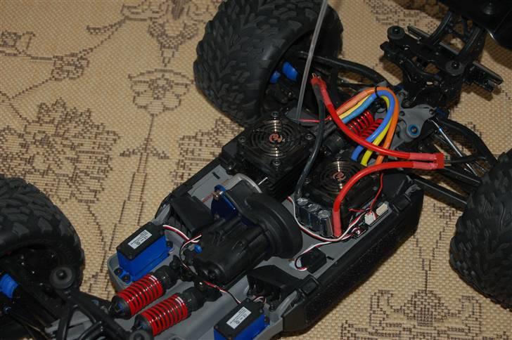 Bil  Traxxas E-revo Brushless - MIDLERTIDIGT billede af brushless systemet :P har ikke lige fået mig taget sammen til at tage nogen ordenlige billeder af hele bilen så i må lige leve med det her :D billede 19