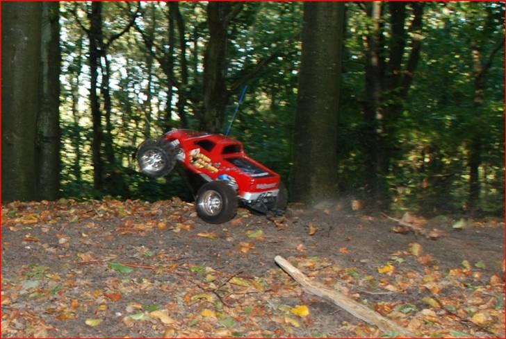 Bil Rustler VXL (SOLGT) - En tur i skoven billede 5