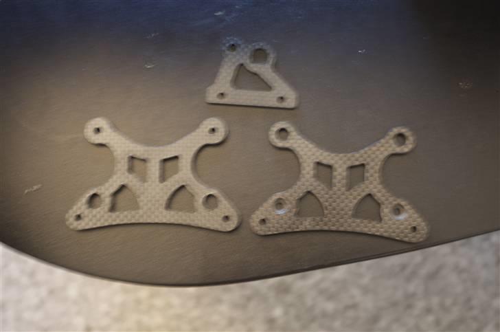 Buggy HPI Baja 5B - Her er så de 2 store dele til støddæmper tårnet og den lille stump til toppen af bremsen, beklager det lidt rystede billed! billede 8