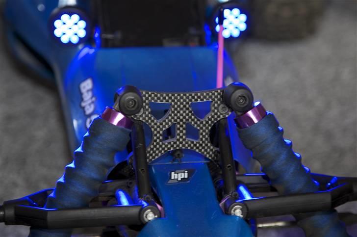 Buggy HPI Baja 5B - TGN carbon støddæmper support og baggrunden HPI´s egne led lygter billede 16