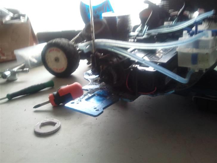 Buggy Tamiya mad spirit 4.2 cc - skulle lige lave nogle rep. på bilen da det ik gik for godt i bag... billede 12