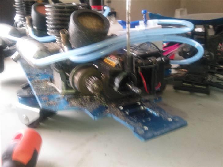 Buggy Tamiya mad spirit 4.2 cc - skulle lige lave nogle rep. på bilen da det ik gik for godt i bag... billede 13