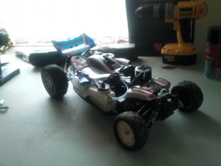 Buggy Tamiya mad spirit 4.2 cc - har lige sat nogle større dæk på i bag for at få den til at tage beder ved og det hjalp film kommer sener hvor den kører med de dæk billede 15
