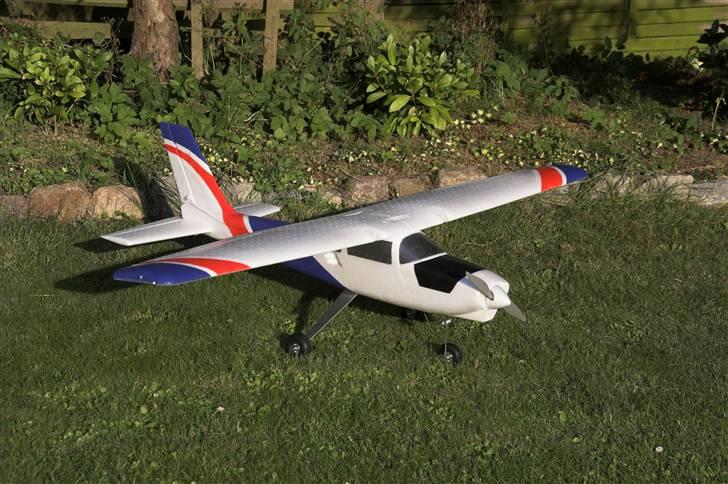 Fly Multiplex Mentor - Flyet malet med blå og rød spray. Man kan ane positionslys på vingetippen og på toppen af halen. billede 1