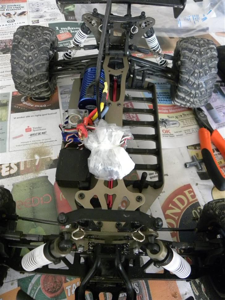 Off-Roader Stealth X09 Solgt - Har flyttet min modtager og pakket den godt ind i plastik. Da jeg har haft problemer med den når jeg køre rund over på rømø, at der kommer sand i den og laver nogle kortslutninger. billede 9