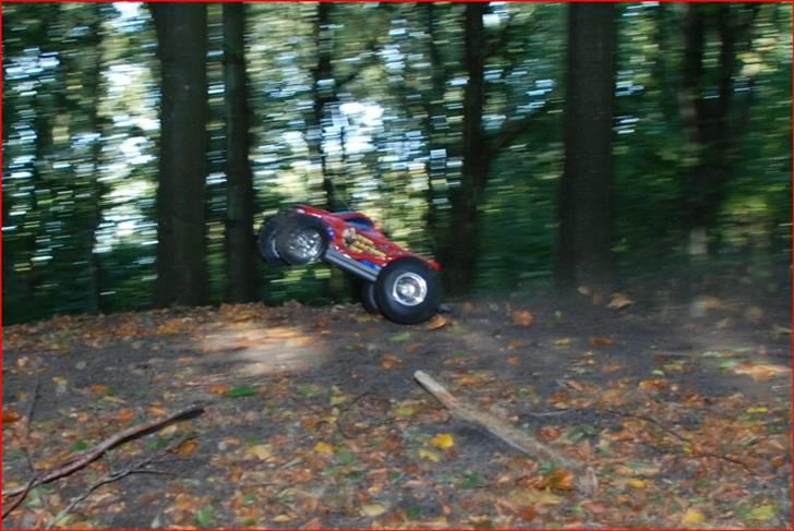 Bil Rustler VXL (SOLGT) - En tur i skoven billede 6