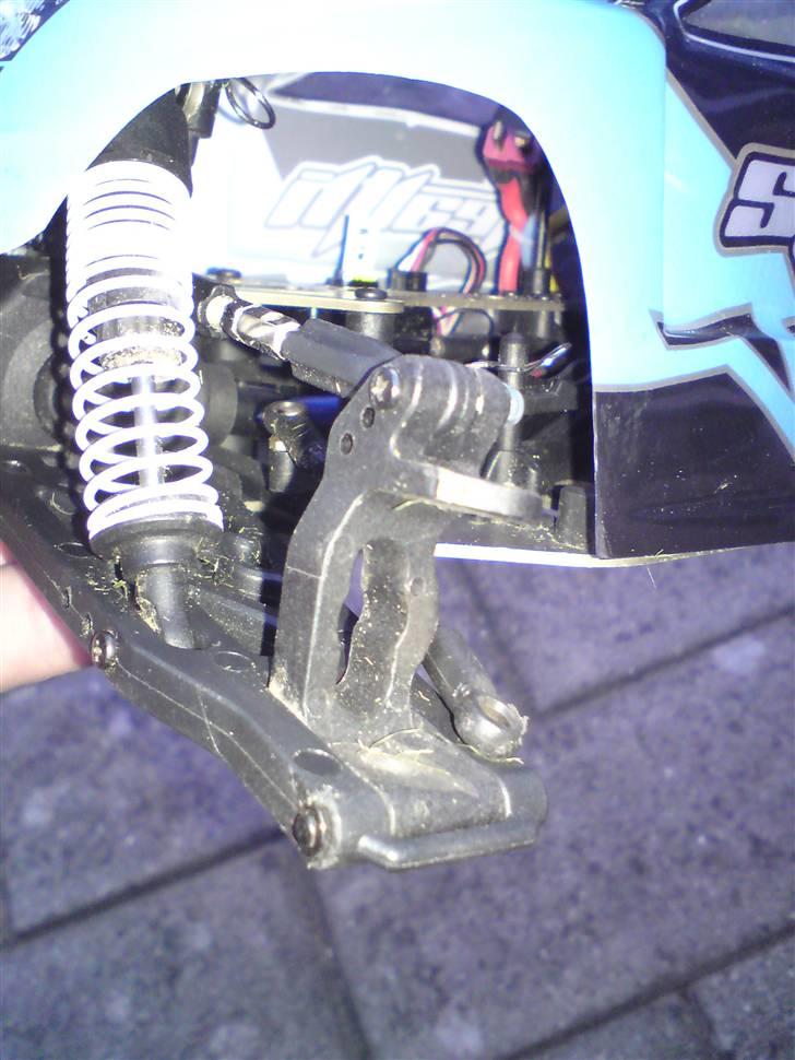 Bil Stealth x09 Trug Brushles - Var lige ude at køre en lille tur på en græsplane og så var der lige et træ der mente at det skulle stå der hvor jeg skulle køre billede 14