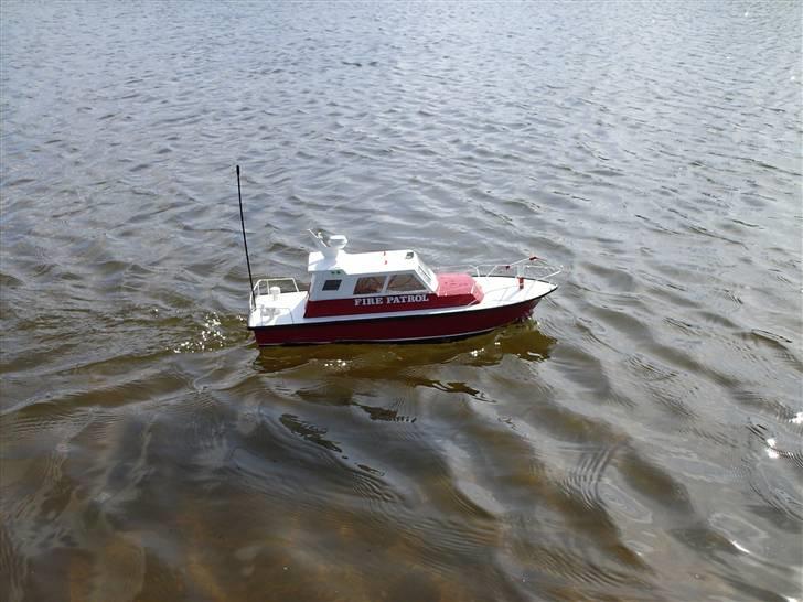 Båd brandbåd - sejler stille og rolig billede 1