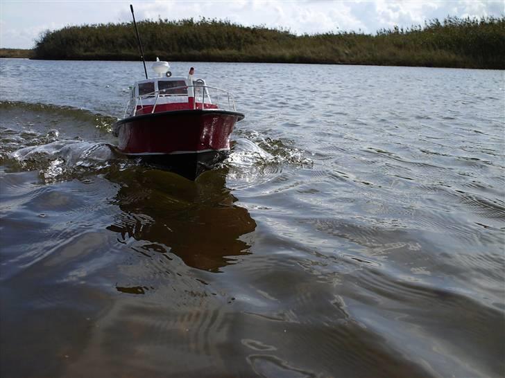 Båd brandbåd - syns det ser godt ud med de bølger den laver billede 9